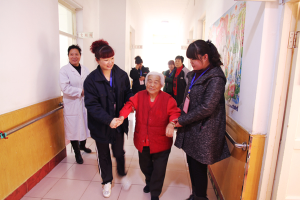 老人的笑容，我們的快樂——公司青年志愿者走進(jìn)敬老院活動(dòng)側(cè)記.jpg